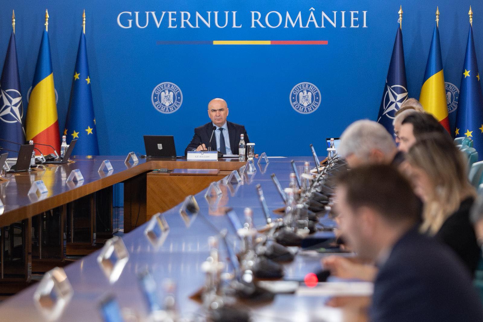 Bolojan anunță simplificarea procedurilor pentru avizarea investițiilor Premierul Ilie Bolojan a anunțat, printr-un comunicat de presă, că o ordonanță care vizează simplificarea procedurilor pentru avizarea investițiilor va intra în vigoare începând de săptămâna viitoare