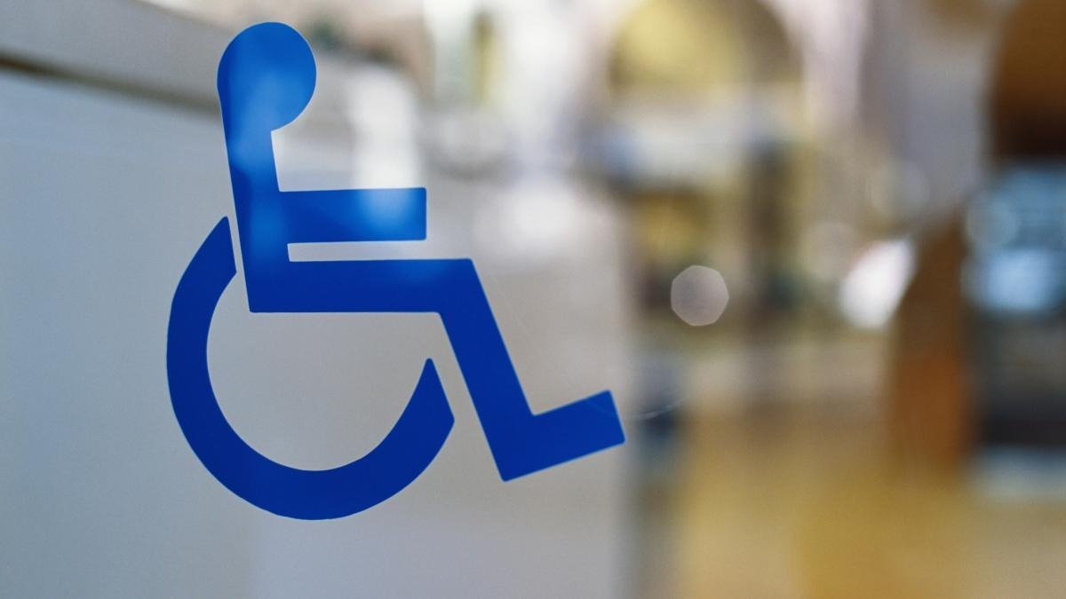 Afacerea certificatelor de handicap: mii de români ar cumpăra „boli pe hârtie” Un mecanism de fraudare a sistemului de asistență socială, prin obținerea ilegală a certificatelor de handicap, ar funcționa la scară națională, implicând medici, intermediari și beneficiari