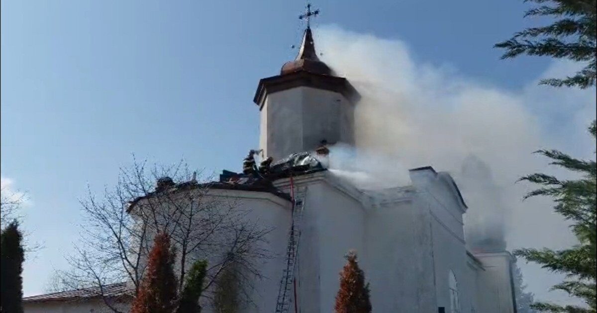 Incendiu puternic la o biserică monument istoric din Prahova; zeci de credincioși evacuați, trafic restricționat Un incendiu de proporții a izbucnit duminică la biserica „Sfântul Nicolae” din comuna Puchenii Mari, satul Puchenii Moșneni, județul Prahova