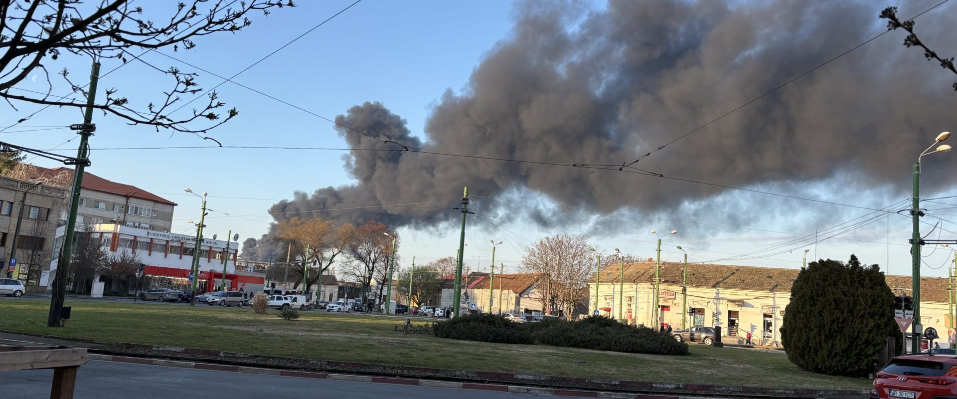 Incendiu izbucnit la societatea comercială din Zona Industriala Aradul Nou. Fumul dens a format un nor peste întreg orașul (foto, video, live)