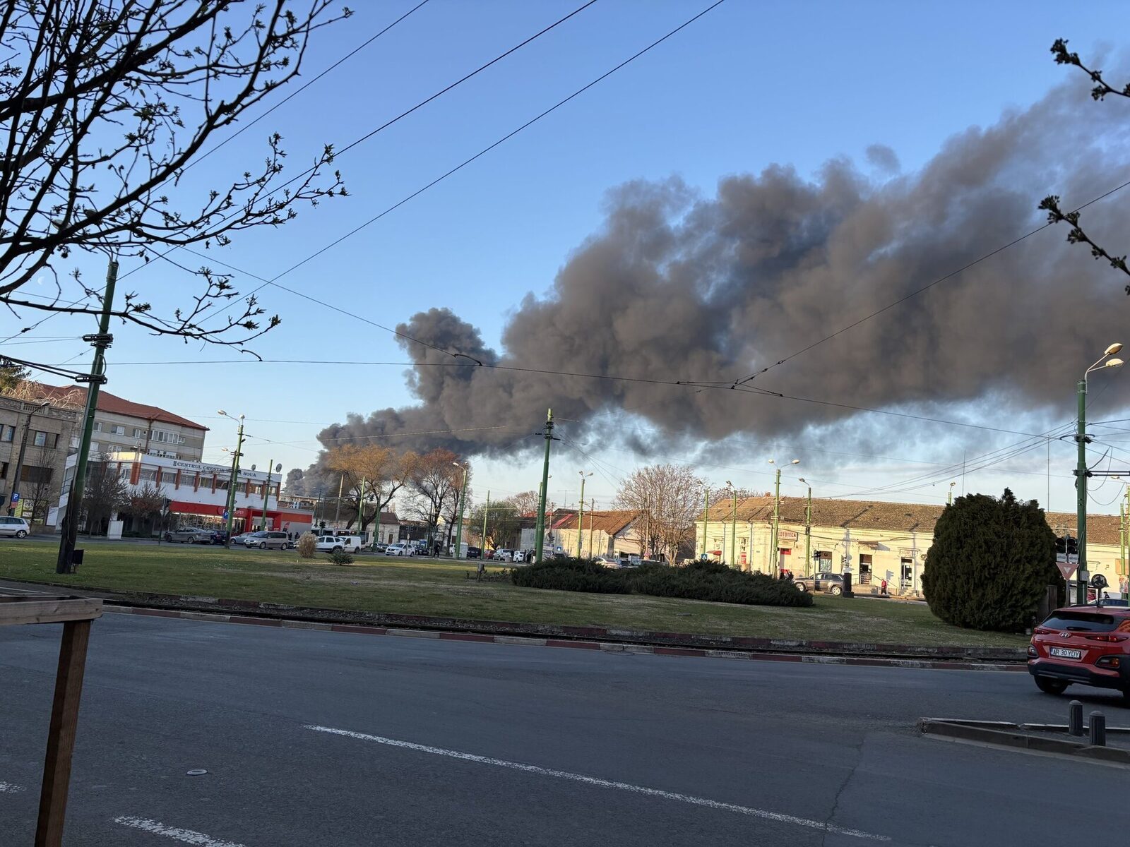 Incendiu uriaș la o firmă din Aradul Nou: Fumul negru a acoperit orașul (foto/video)