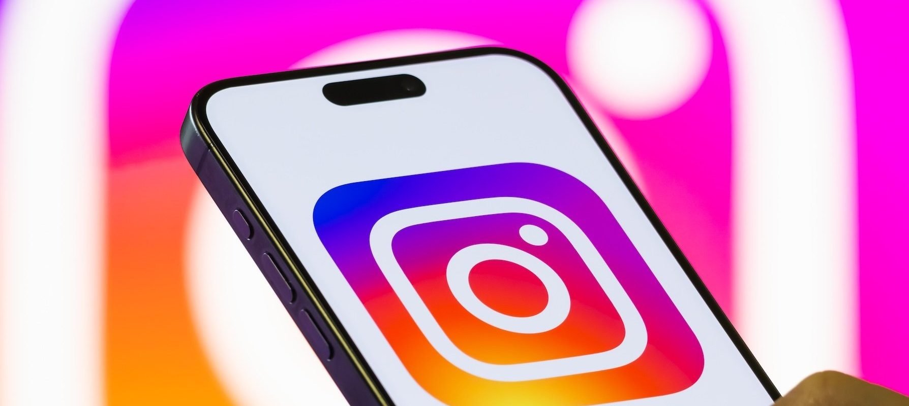 Instagram: De la un filtru foto la un fenomen global Kevin Systrom și Mike Krieger, doi tineri cu viziune, au pus bazele unei platforme care a schimbat modul în care comunicăm și consumăm informații