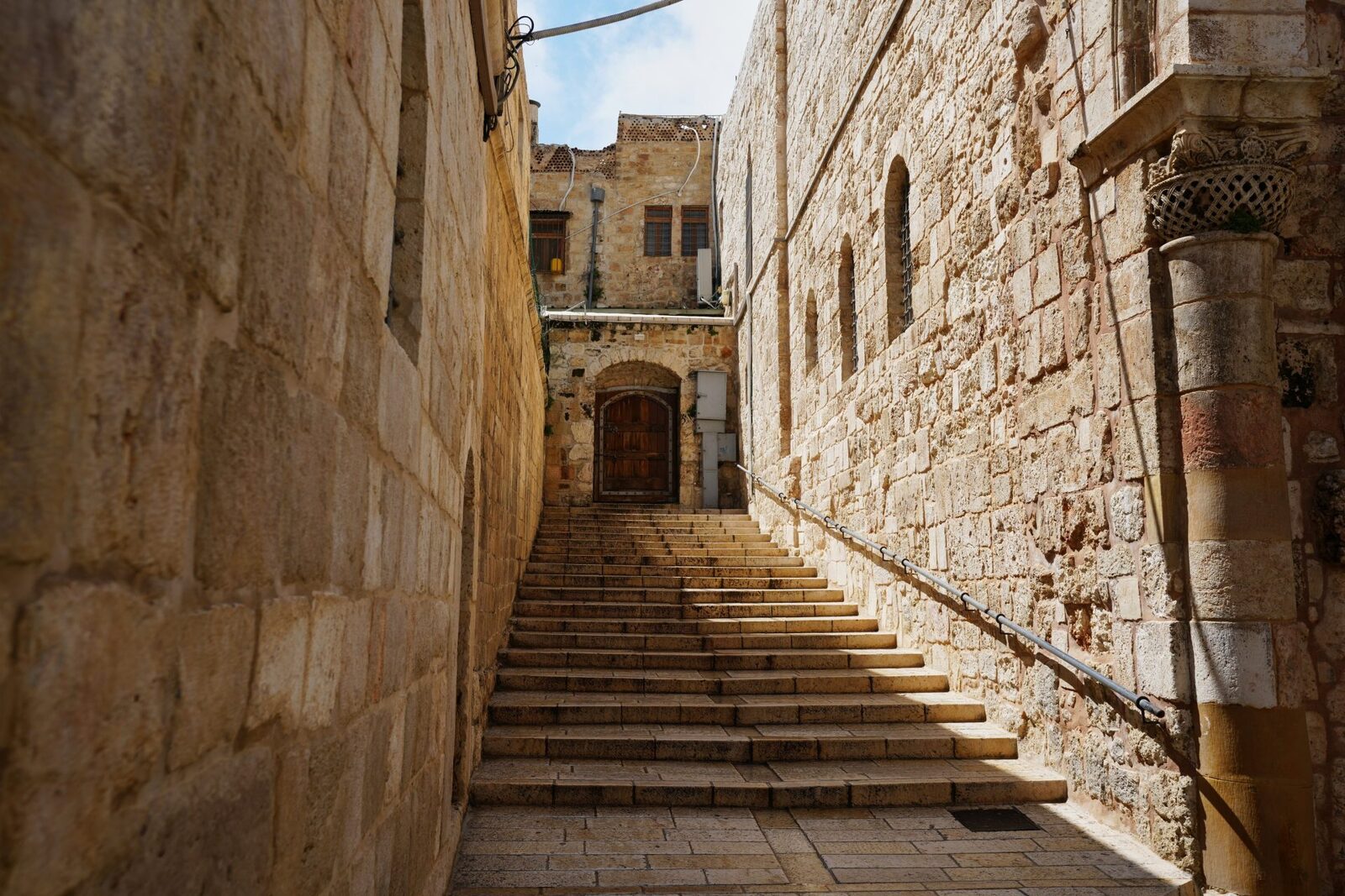 Poliția israeliană a blocat accesul Patriarhului latin al Ierusalimului și al preotului Bisericii Sfântului Mormânt în locul sfânt pentru celebrarea liturghiei catolice de Duminica Floriilor