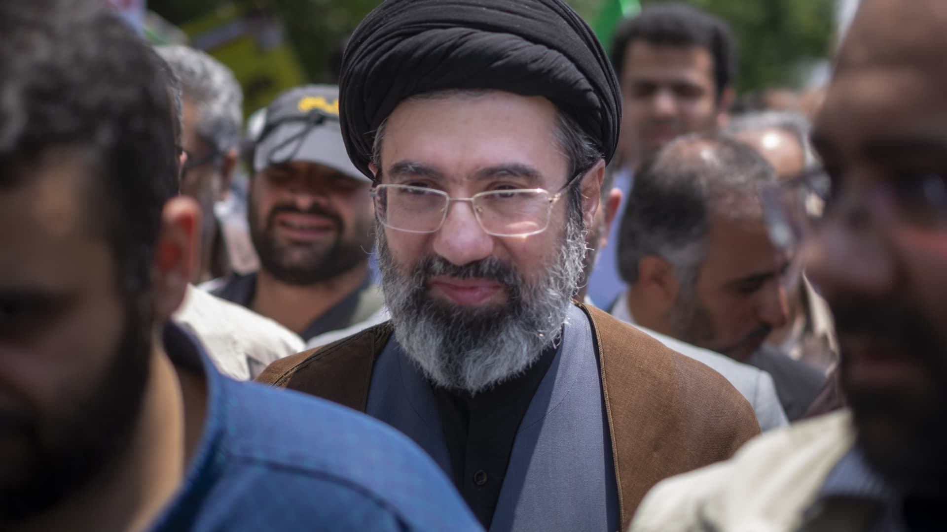 Mojtaba Khamenei, fiul liderului suprem iranian, numit succesor pe fondul conflictului din Orientul Mijlociu Teheranul a anunțat duminică, prin intermediul agențiilor de presă Associated Press și Reuters, numirea lui Mojtaba Khamenei, fiul liderului suprem iranian Ayatollah Ali Khamenei, ca nou lider al țării