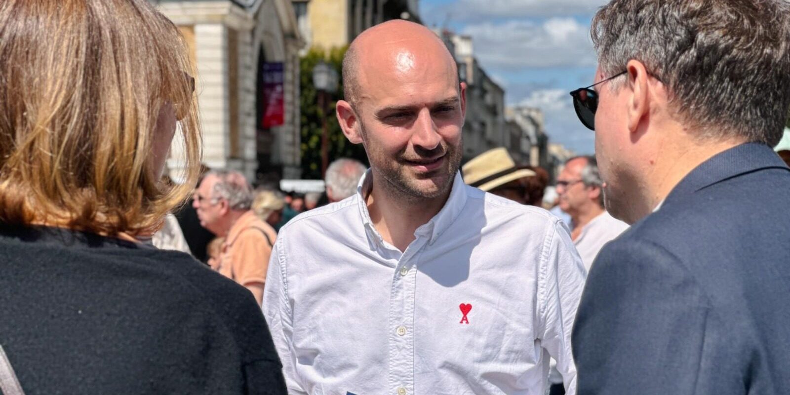 Ministrul francez pentru Afaceri Europene, Jean-Noël Barrot, a condamnat vehement decizia unor primari din Franța, membri ai formațiunii de extremă dreapta Rassemblement National (RN), de a înlătura steagurile Uniunii Europene de pe clădirile primăriilor