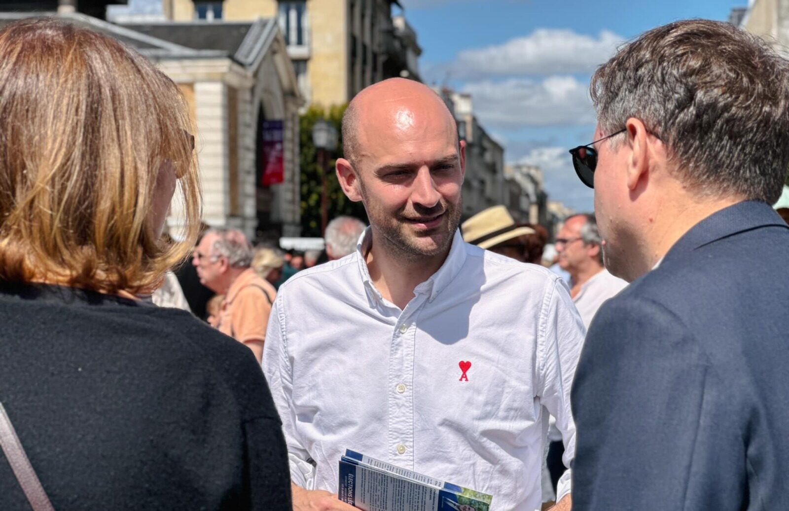 Ministrul francez pentru Afaceri Europene, Jean-Noël Barrot, a condamnat vehement decizia unor primari din Franța, membri ai formațiunii de extremă dreapta Rassemblement National (RN), de a înlătura steagurile Uniunii Europene de pe clădirile primăriilor