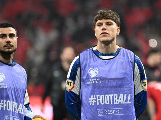 Patru schimbări în echipa de start a României pentru meciul cu Slovacia Echipa națională de fotbal a României va înfrunta Slovacia într-un meci crucial, iar selecționerul a operat patru modificări importante în formula de start