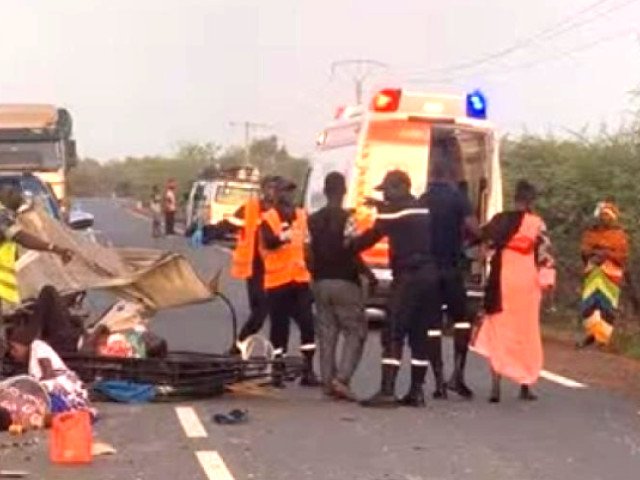 Accident grav cu un autocar de fotbal: Zeci de răniți după coliziunea cu un tir Un accident rutier grav a avut loc în această dimineață, implicând un autocar care transporta o echipă de fotbal și un tir