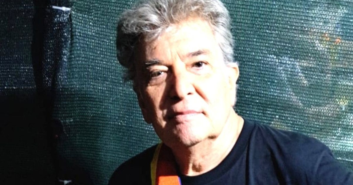 Iulian „Mugurel” Vrabete, basistul trupei Holograf, a murit la 70 de ani Iulian „Mugurel” Vrabete, basistul legendarei trupe Holograf, a încetat din viață la vârsta de 70 de ani