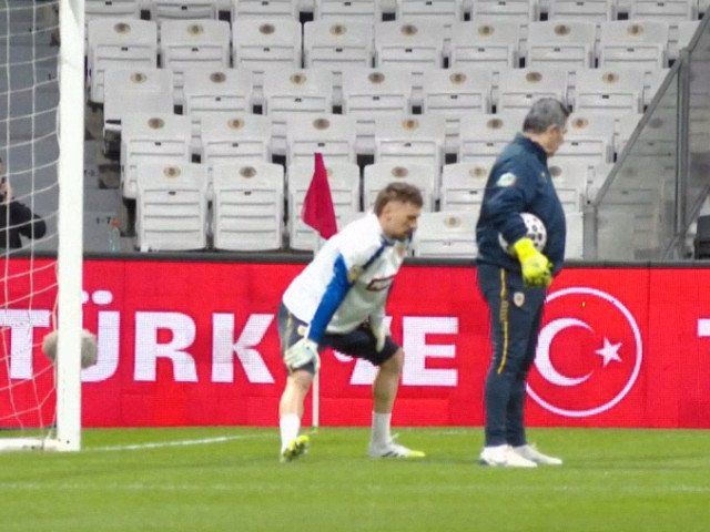 Ionuț Radu, în centrul atenției la antrenamentul României din Turcia Echipa națională de fotbal a României s-a antrenat, luni seară, pe stadionul Beșiktaș Park din Istanbul, înaintea meciului amical cu Turcia