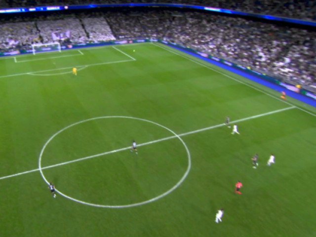 Arda Guler, gol de senzație de la centrul terenului pe „Bernabeu” Arda Guler, tânărul fotbalist al lui Real Madrid, a reușit o performanță spectaculoasă în timpul unui antrenament, marcând un gol incredibil de la o distanță de aproximativ 65 de metri