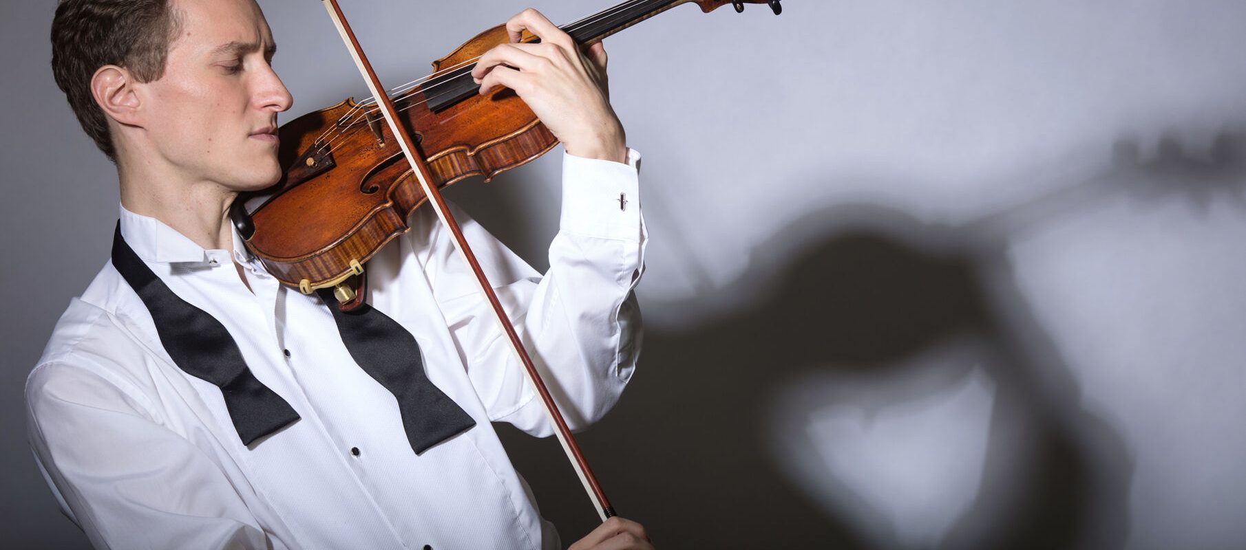 Filarmonica George Enescu prezintă un concert simfonic cu un invitat special și o vioară de colecție Filarmonica George Enescu invită publicul meloman la două concerte simfonice, programate pentru 19 și 20 martie, la Ateneul Român