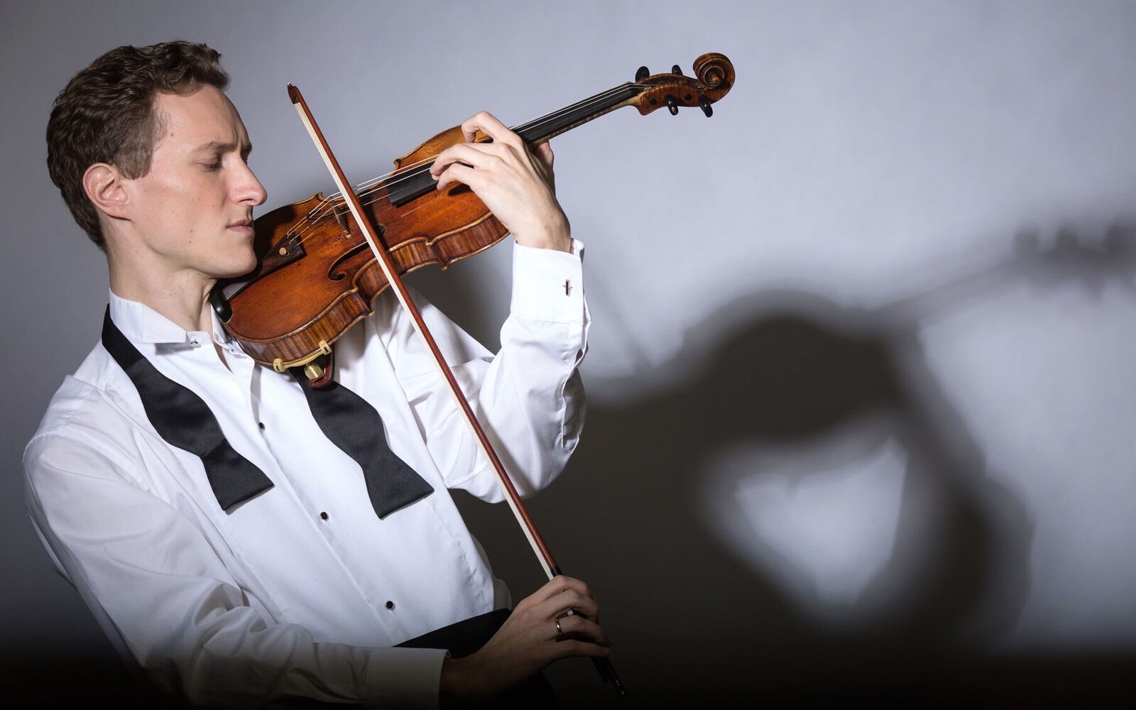 Filarmonica George Enescu prezintă un concert simfonic cu un invitat special și o vioară de colecție Filarmonica George Enescu invită publicul meloman la două concerte simfonice, programate pentru 19 și 20 martie, la Ateneul Român