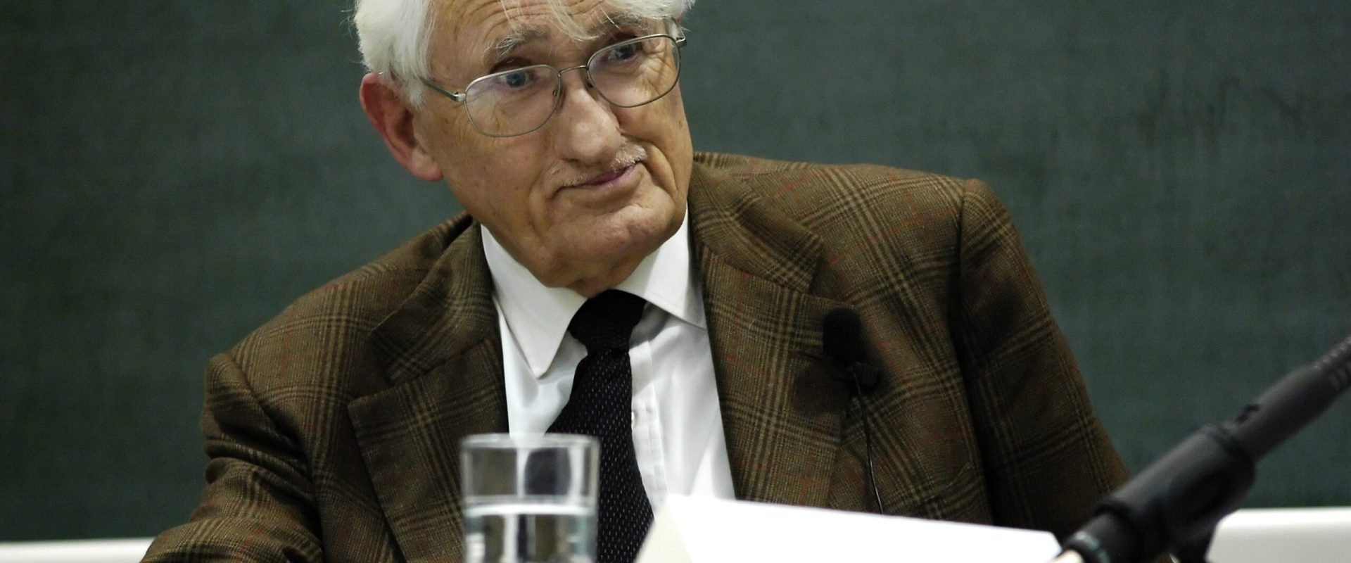 Jurgen Habermas, una dintre cele mai influente voci ale filosofiei contemporane, a încetat din viață Filosoful și sociologul german Jürgen Habermas, o figură marcantă a gândirii critice și a dezbaterilor publice din ultimele decenii, a murit