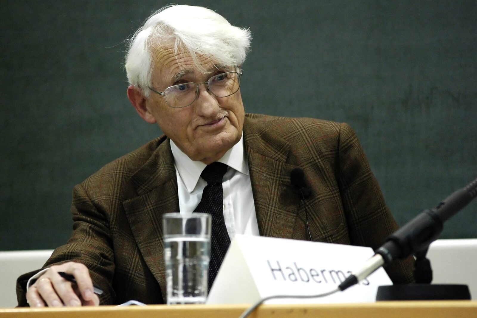 Jurgen Habermas, una dintre cele mai influente voci ale filosofiei contemporane, a încetat din viață Filosoful și sociologul german Jürgen Habermas, o figură marcantă a gândirii critice și a dezbaterilor publice din ultimele decenii, a murit