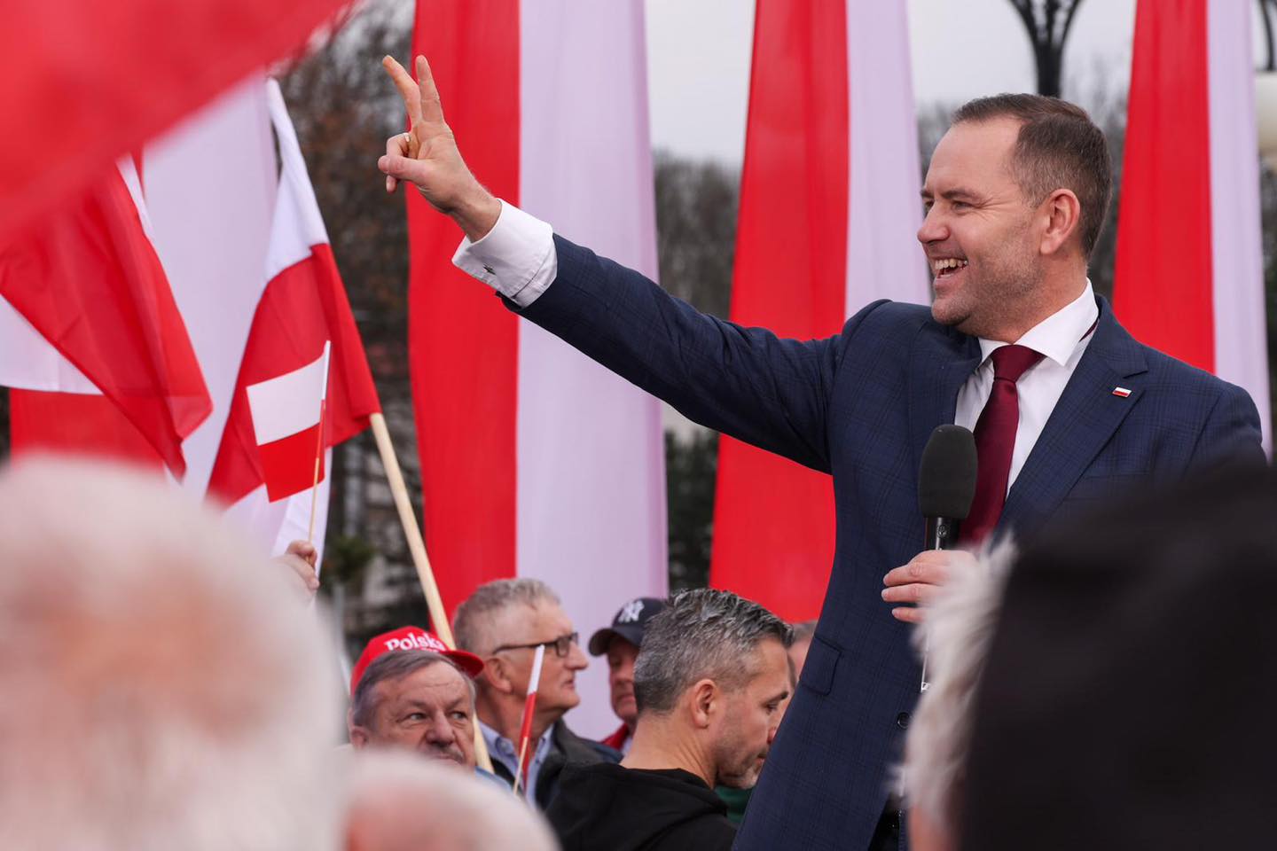 Polonia, în impas cu fondurile europene pentru apărare: Președintele blochează accesul la miliarde de euro Președintele Poloniei, Karol Nawrocki, a pus în pericol accesul țării sale la fondurile europene destinate apărării prin blocarea unei legi critice pentru deblocarea acestor resurse