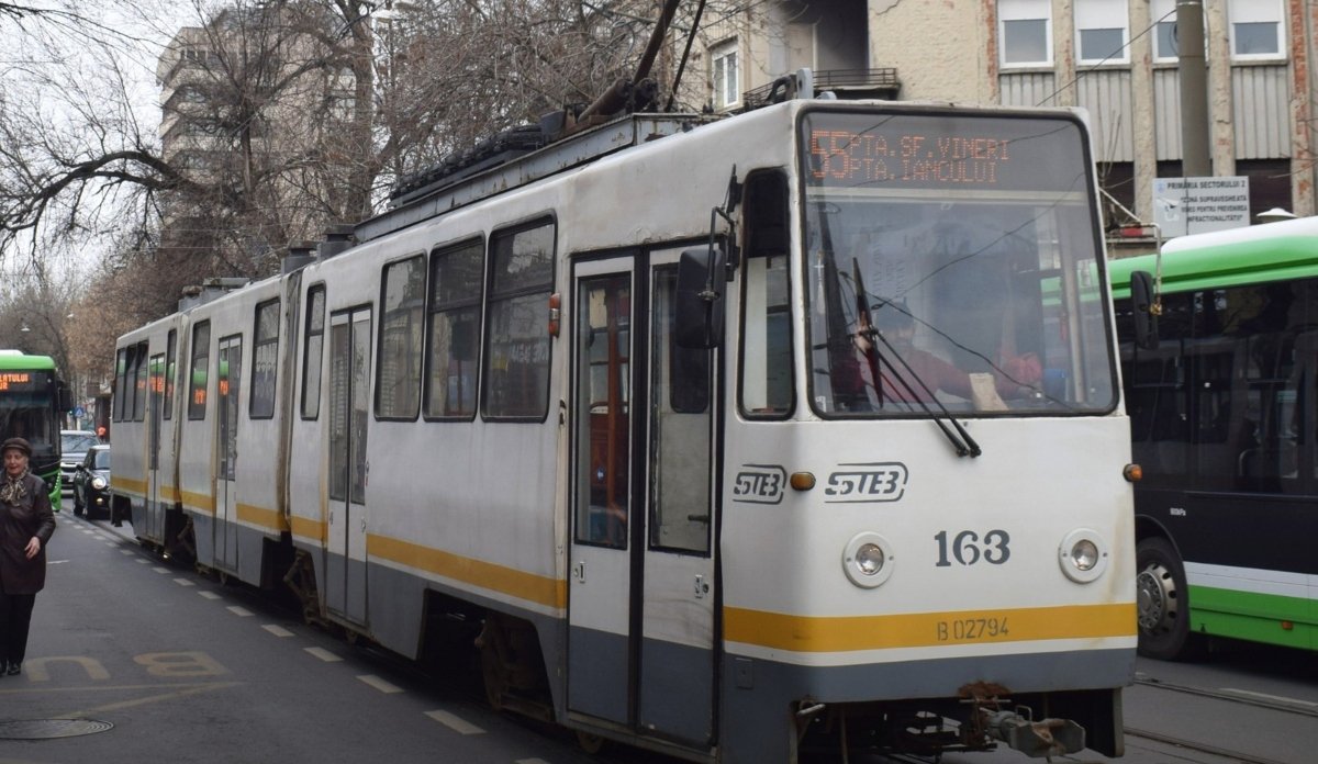 Schimbări majore în transportul public bucureștean: Linia 55 se suspendă, iar 97 va circula pe un traseu modificat Începând de sâmbătă, 28 martie 2026, călătorii din București se vor confrunta cu modificări importante în rețeaua de transport public