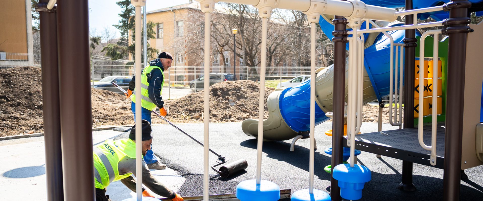 Un nou loc de joacă va fi inaugurat în Grozăvești la sfârșitul lunii martie Locuitorii din cartierul Grozăvești, Sectorul 6, vor beneficia în curând de un nou spațiu de recreere