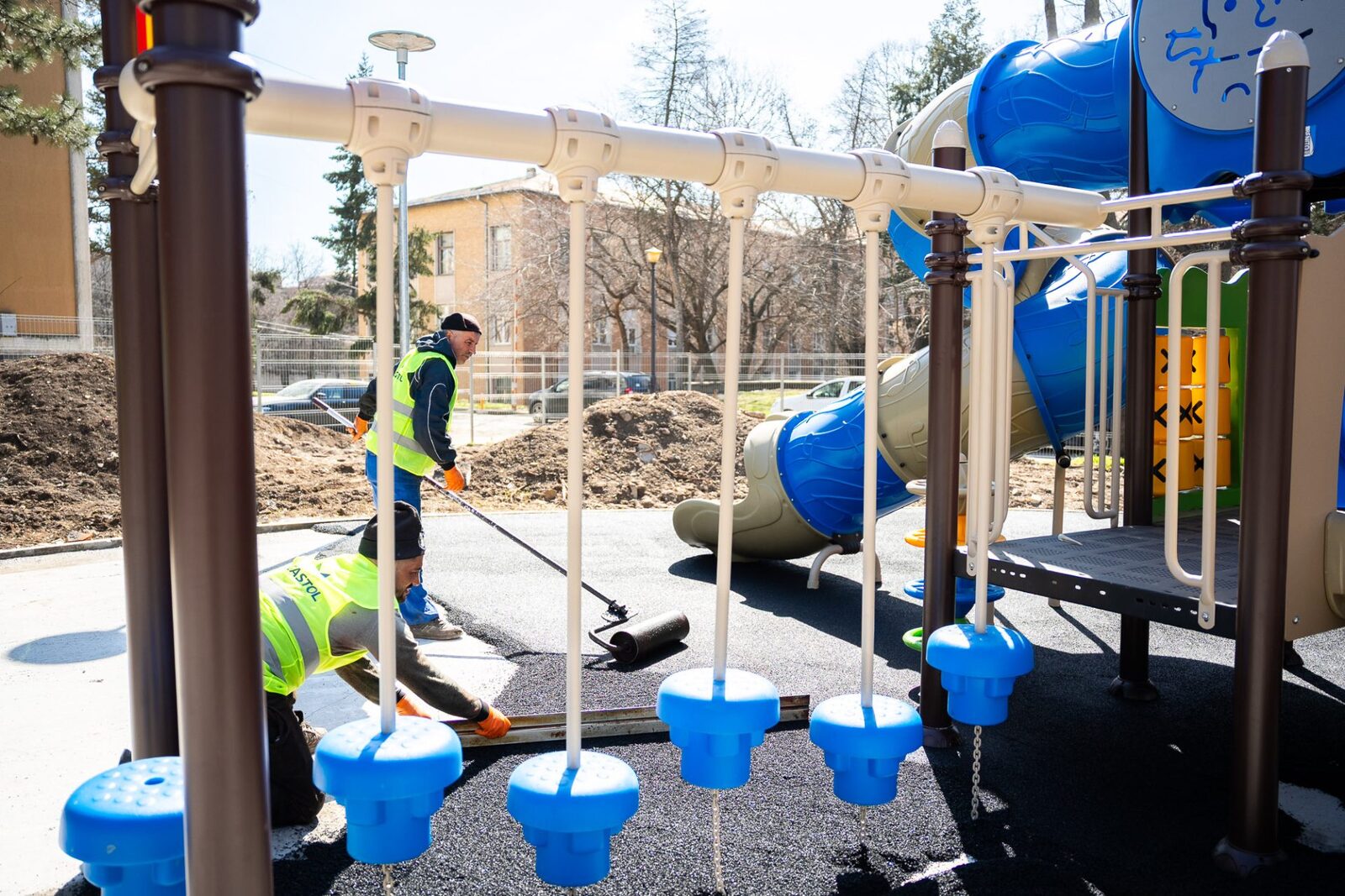 Un nou loc de joacă va fi inaugurat în Grozăvești la sfârșitul lunii martie Locuitorii din cartierul Grozăvești, Sectorul 6, vor beneficia în curând de un nou spațiu de recreere