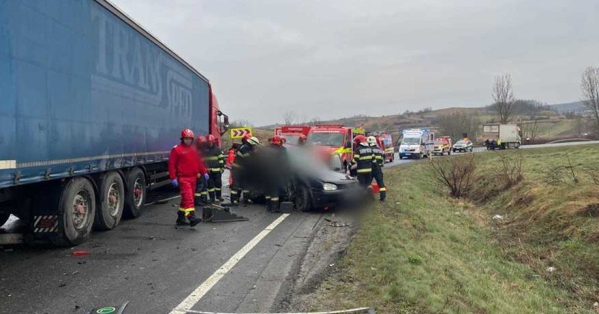 Accident tragic în Cluj: Cinci morți și trafic blocat pe DN 1F Un accident rutier grav a avut loc luni dimineață în județul Cluj, în zona localității Sânpaul