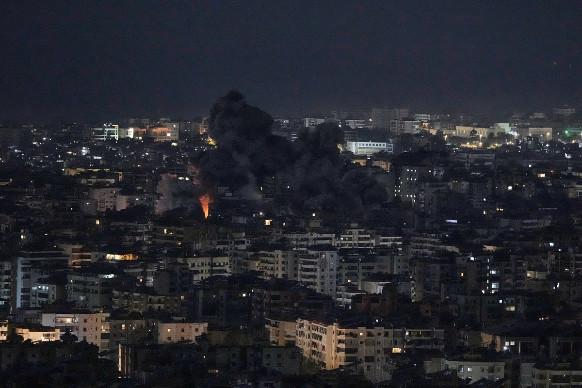 MAE lansează un canal de whatsapp pentru românii din orientul mijlociu Ministerul Afacerilor Externe (MAE) a anunțat deschiderea unui canal oficial de comunicare pe aplicația WhatsApp, dedicat informării rapide a cetățenilor români aflați în Orientul Mijlociu