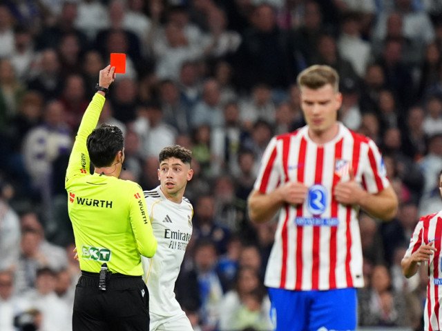 Real Madrid – Atletico: Derby-ul madrilen a adus un nou penalty și un cartonaș roșu Un nou episod din rivalitatea acerbă dintre Real Madrid și Atletico Madrid a fost marcat de un cartonaș roșu și un penalty controversat