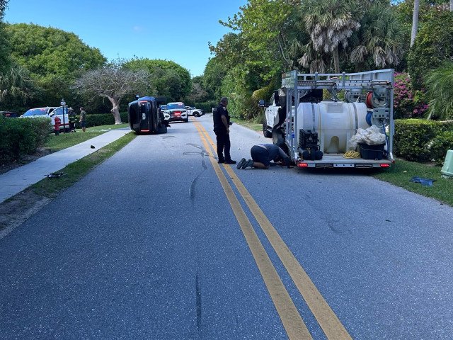 Tiger Woods, arestat după un accident auto în Florida; a refuzat testul de urină Celebrul jucător de golf Tiger Woods a fost arestat vineri după-amiază în apropierea reședinței sale din Jupiter Island, Florida, în urma unui accident auto