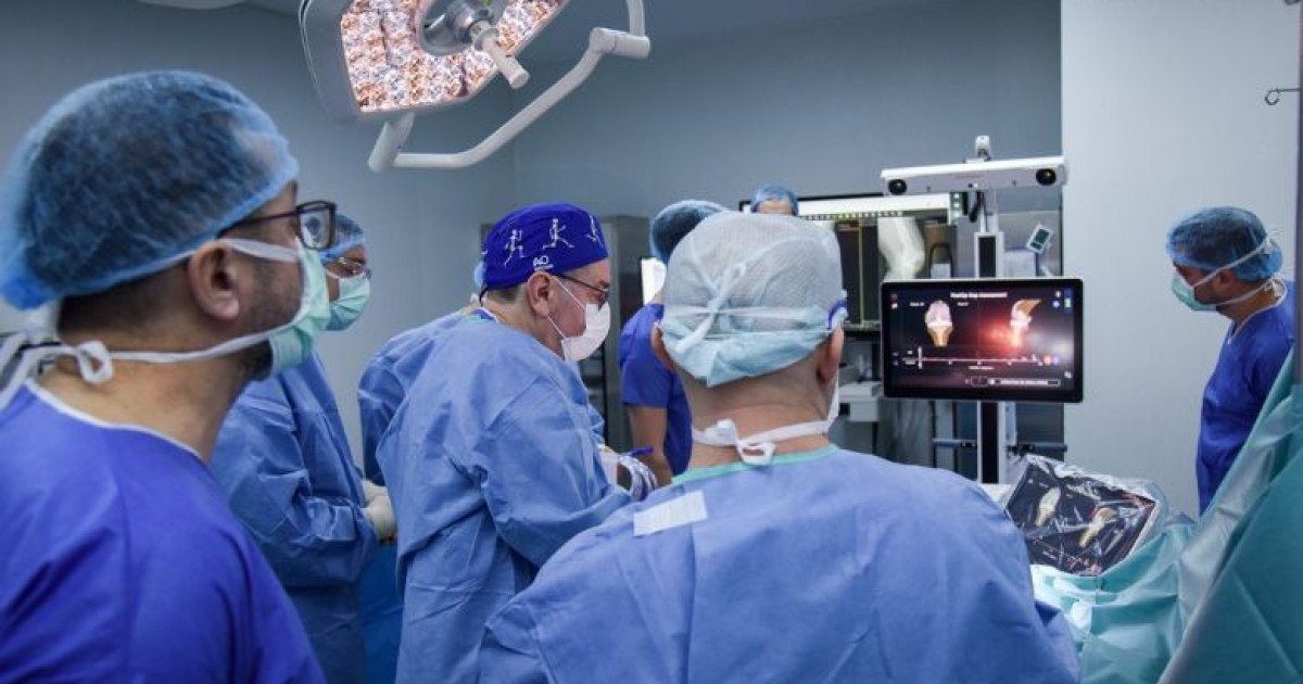 Opțiuni:

Noua tehnologie crește siguranța protezării genunchiului. (54 caractere)
Inovație tehnologică îmbunătățește protezarea genunchiului. (59 caractere)
Protezarea genunchiului, mai sigură datorită noii tehnologii. (61 caractere)
Progrese tehnologice: protezare mai sigură a genunchiului. (63 caractere)
Tehnologie avansată: protezare de genunchi cu mai puține riscuri. (69 caractere)