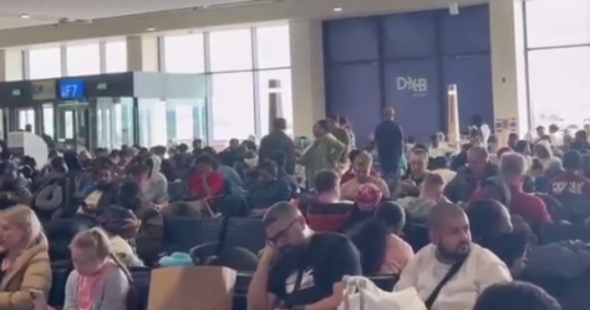Românii repatriați din Orientul Mijlociu, nemulțumiți de plata biletelor de avion Bucureștiul este scena unor emoții puternice în aceste zile, în timp ce românii repatriați din Orientul Mijlociu se întorc acasă