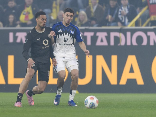 Meciuri spectaculoase în Bundesliga: Dortmund învinge Hamburg, Bayern trece categoric de Union Berlin Dortmund a învins Hamburg cu scorul de 3-2 într-un meci plin de suspans, cu un nou gol marcat din penalty, în timp ce Bayern Munchen a dominat categoric duelul cu Union Berlin, impunându-se cu 4-0