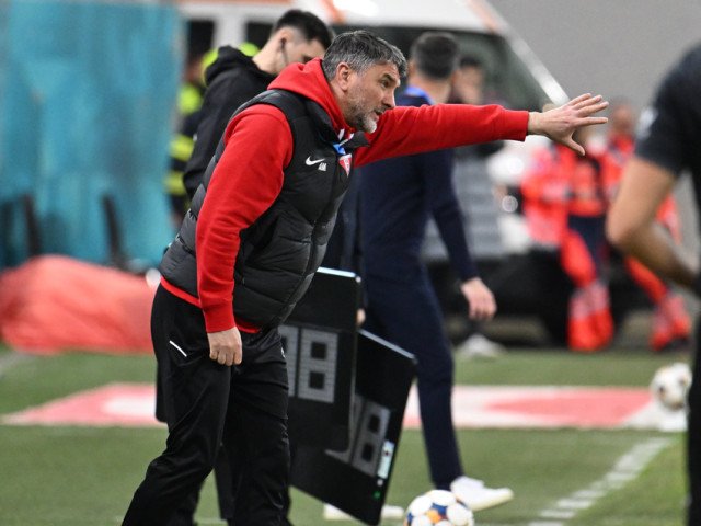 Adrian Mihalcea, după înfrângerea cu FCSB: Ce a evitat să spună antrenorul echipei UTA Arădenii au pierdut pe terenul celor de la FCSB, scor 4-0, într-un meci din cadrul etapei a treia a play-off-ului Superligii