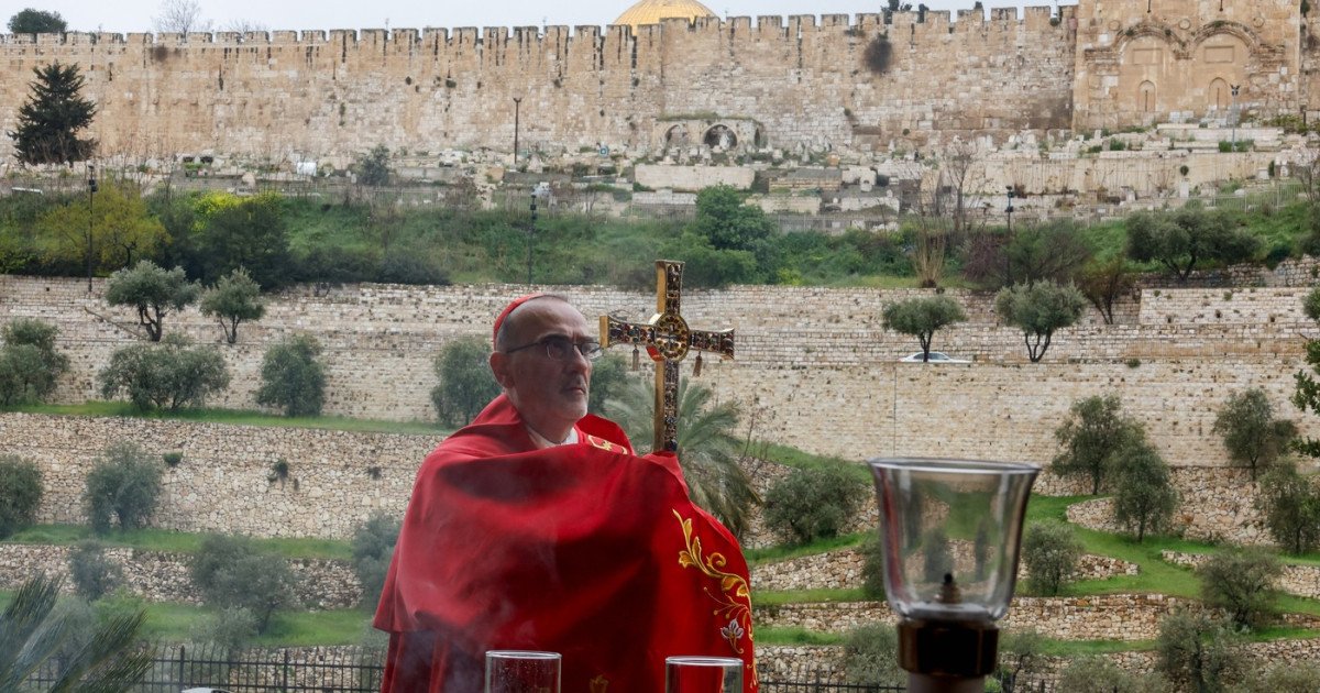 Netanyahu dă undă verde pentru accesul patriarhului latin la Sfântul Mormânt după incidentul de Florii Ierusalimul – Premierul israelian Benjamin Netanyahu a anunțat luni că patriarhul latin al Ierusalimului, Pierbattista Pizzaballa, va avea acces imediat la Biserica Sfântului Mormânt