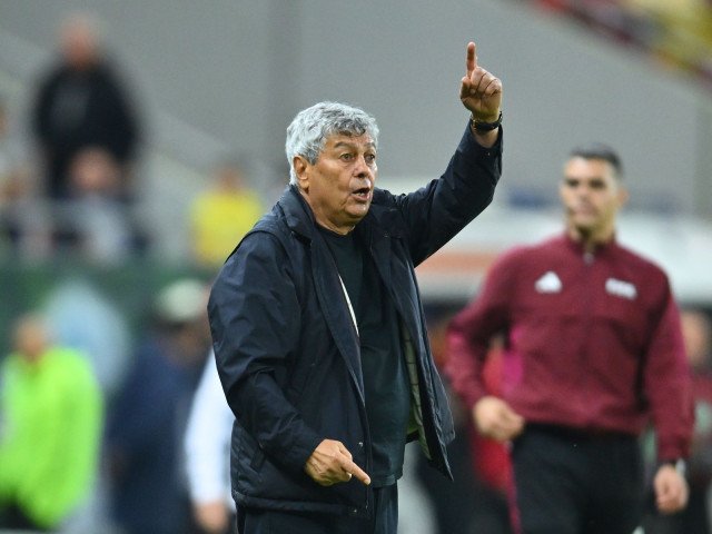 Surprize în lotul României pentru meciul cu Turcia Selecționerul echipei naționale de fotbal a României a anunțat lotul de jucători pentru meciul amical cu Turcia, programat în această lună