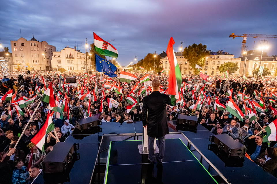 Mobilizare masivă la Budapesta: Péter Magyar sfidează puterea lui Orbán Liderul partidului TISZA, Péter Magyar, principalul contracandidat al lui Viktor Orbán în alegerile legislative din 12 aprilie, a organizat o demonstrație de amploare la Budapesta, sub denumirea „Cel mai Mare Marș Național”