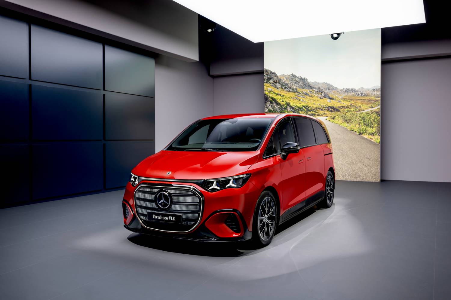 Mercedes-Benz VLE: O nouă abordare a mobilității electrice Discuțiile despre mobilitate au evoluat semnificativ în ultimii ani, trecând de la simpla performanță la o serie de factori complecși, precum eficiența, tehnologia, confortul și adaptabilitatea