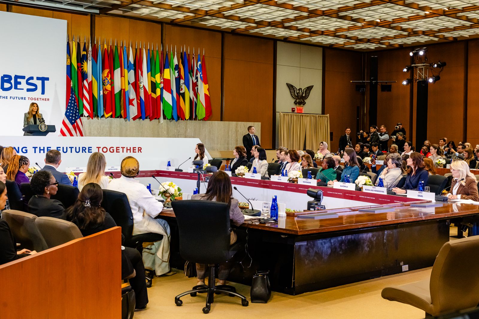 Mirabela Grădinaru, partenera de viață a primarului general al Capitalei, Nicușor Dan, participă la summitul inaugural al unei coaliții globale dedicate educației digitale a copiilor, eveniment organizat la inițiativa Primei Doamne a Statelor Unite, Melania Trump
