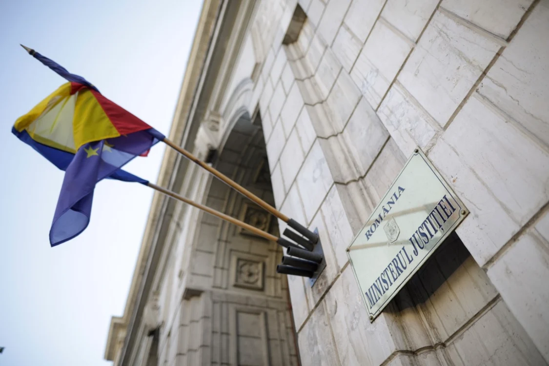 Ministerul Justiției reia interviurile pentru funcții importante Ministerul Justiției a anunțat marți seară că va organiza noi interviuri cu candidații care au primit aviz negativ din partea Secției pentru procurori a Consiliului Superior al Magistraturii (CSM)