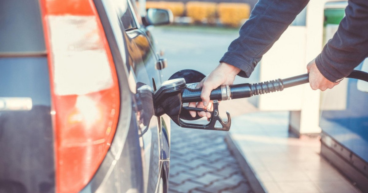 Guvernul caută soluții pentru prețurile carburanților: se discută reducerea accizei și prelungirea plafonării la alimente București – Guvernul României analizează intens noi măsuri pentru a stopa creșterea prețurilor la carburanți