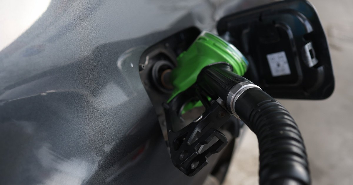 Tensiuni la nivel înalt: dezacorduri pe tema reducerii prețurilor la carburanți București – Discuții tensionate au avut loc între premierul Ilie Bolojan, ministrul de Finanțe, Alexandru Nazare, și ministrul Energiei, Bogdan Ivan, pe marginea reducerii accizei și a TVA-ului la carburanți
