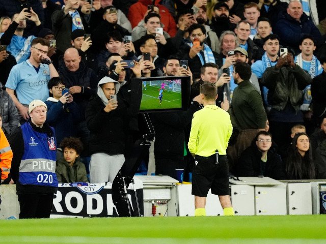Coșmar la Manchester: O premieră nefastă pentru un veteran Manchester City și Real Madrid au oferit un spectacol memorabil în sferturile de finală ale Ligii Campionilor, partida de pe Etihad Stadium rămânând în istorie pentru o serie de surprize