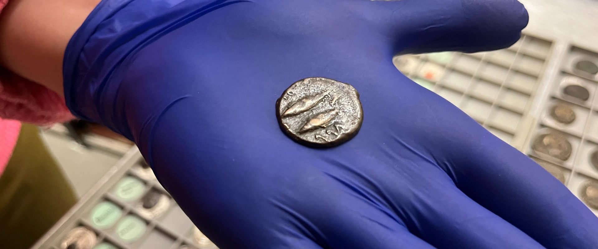 O monedă feniciană veche de 2.000 de ani a fost descoperită în Anglia, dar nu într-un sit arheologic, ci într-un context neobișnuit: a fost folosită ca plată pentru o cursă de autobuz în anii ’50