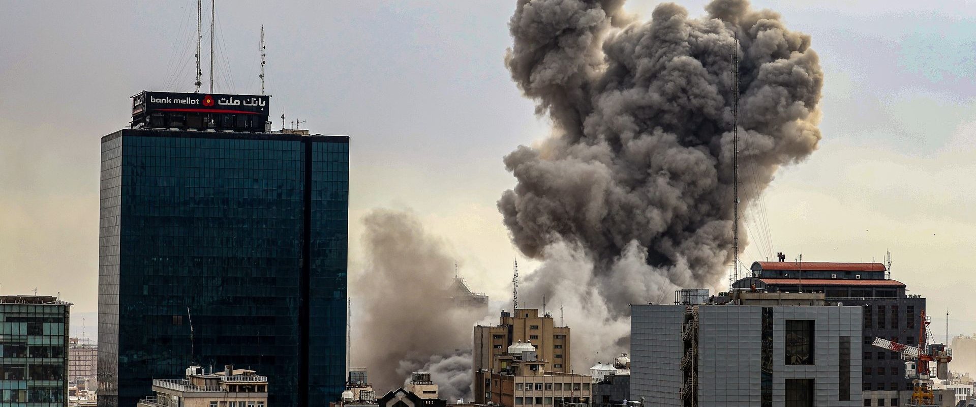 Iranul atacă ținte din Golf și vizează destabilizarea regiunii Iranul a lansat atacuri masive cu rachete balistice și drone asupra Israelului, dar și a unor state din Golful Persic, inclusiv Arabia Saudită și Emiratele Arabe Unite