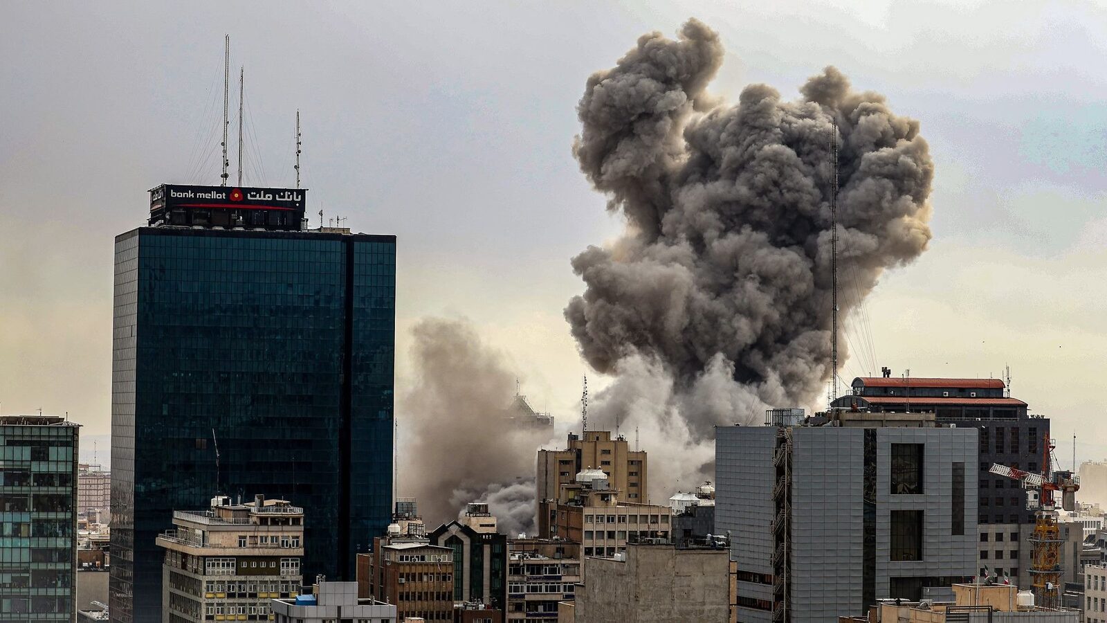 Iranul atacă ținte din Golf și vizează destabilizarea regiunii Iranul a lansat atacuri masive cu rachete balistice și drone asupra Israelului, dar și a unor state din Golful Persic, inclusiv Arabia Saudită și Emiratele Arabe Unite