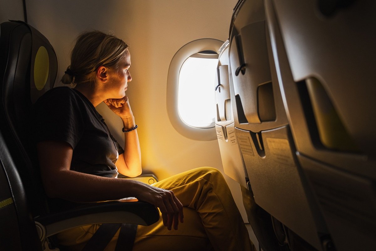 De ce nu sunt aliniate ferestrele avioanelor cu scaunele? Explicația e surprinzător de simplă: banii