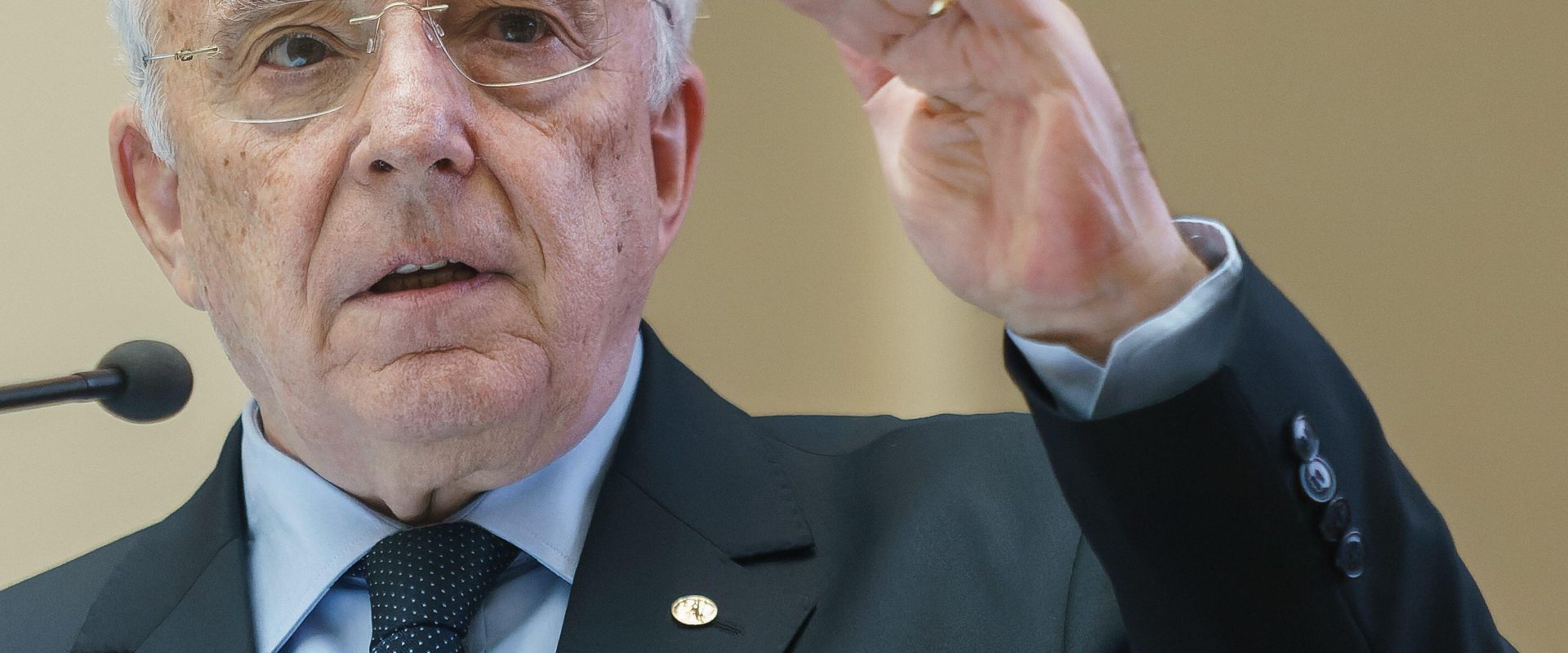 Guvernatorul BNR, Mugur Isărescu, avertizează asupra presiunilor financiare și a riscurilor geopolitice București, România – Situația finanțelor publice din România se confruntă cu presiuni semnificative din cauza cheltuielilor bugetare ridicate, a declarat Mugur Isărescu, guvernatorul Băncii Naționale a României (BNR), luni, la conferința The Economist