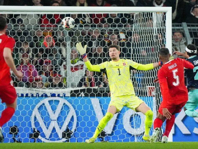 Festival de goluri în amicalul Elveția – Germania, surpriza Uruguayului în fața Angliei Meciuri amicale de fotbal au adus spectacol și rezultate neașteptate, cu Elveția și Germania oferind un meci memorabil