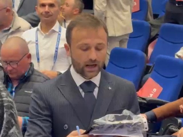 Ilie Drăgan, ignorat de membrii adunării generale în timpul discursului de la alegerile FRF Ilie Drăgan, unul dintre candidații pentru funcția de președinte al Federației Române de Fotbal, a fost tratat cu o remarcabilă lipsă de atenție de către membrii Adunării Generale în timpul discursului său