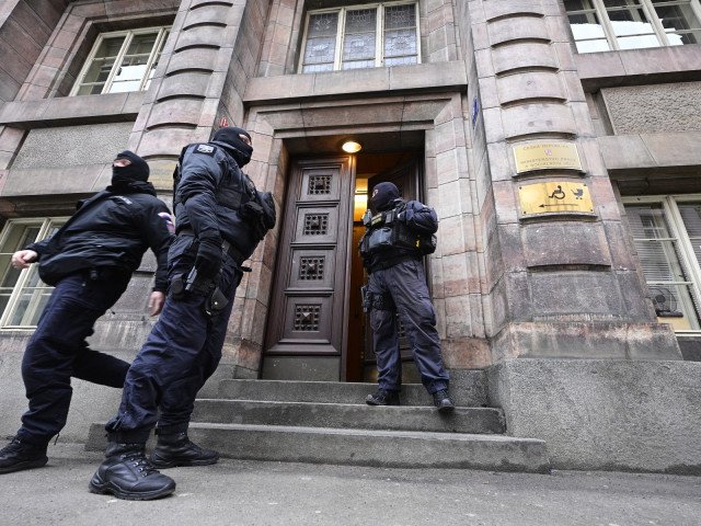 Zeci de persoane arestate în Cehia într-o anchetă amplă de trucare a meciurilor de fotbal O vastă operațiune anticorupție în fotbal a zguduit Cehia, marți, cu zeci de persoane reținute sub suspiciunea de implicare în trucarea meciurilor din prima ligă și din categoriile de tineret