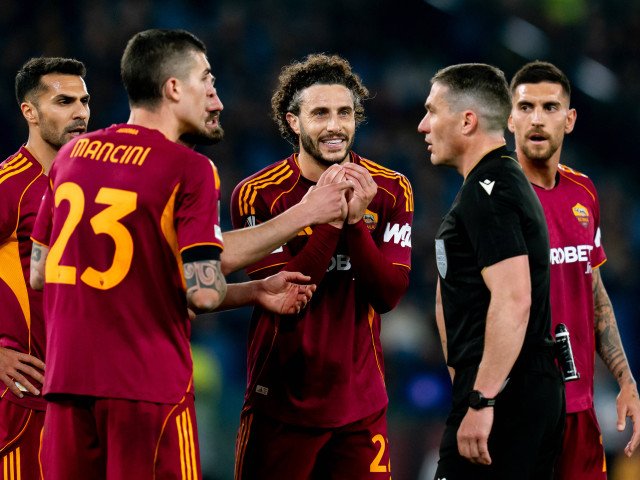 Istvan Kovacs, arbitru-vedetă într-un meci incendiar din Europa League Arbitrul român Istvan Kovacs a fost în centrul atenției joi seară, în cadrul unui meci din Europa League, unde a condus o partidă cu multiple incidente și decizii controversate