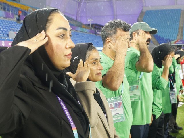 Naționala de fotbal feminin a Iranului, în pericol: jucătoarele, amenințate cu pedeapsa capitală după eliminarea de la Cupa Asiei Echipa feminină de fotbal a Iranului se confruntă cu o situație extrem de delicată, după eliminarea de la Cupa Asiei și acuzațiile de „trădare” aduse de un prezentator de televiziune